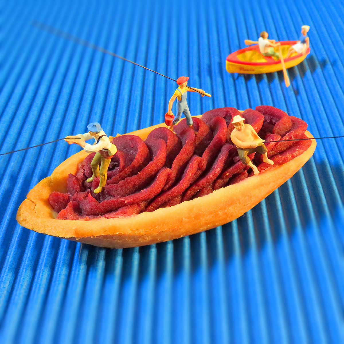 10月13日はさつまいもの日！沖縄お土産の紅芋タルト船に乗って釣りを楽しむ釣り人たち