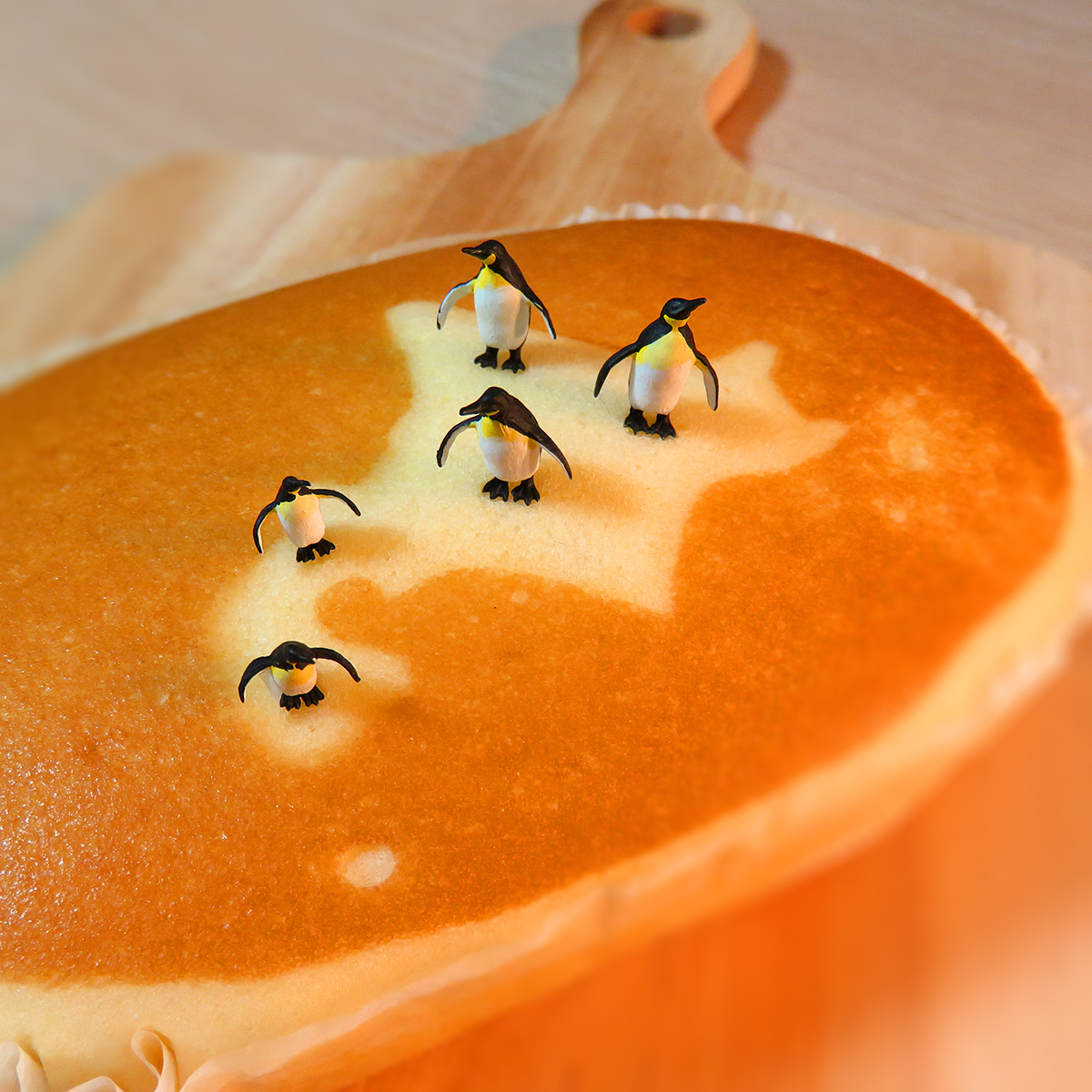 6月4日は蒸しパンの日！北海道チーズ蒸しケーキに生息する北海道ペンギン
